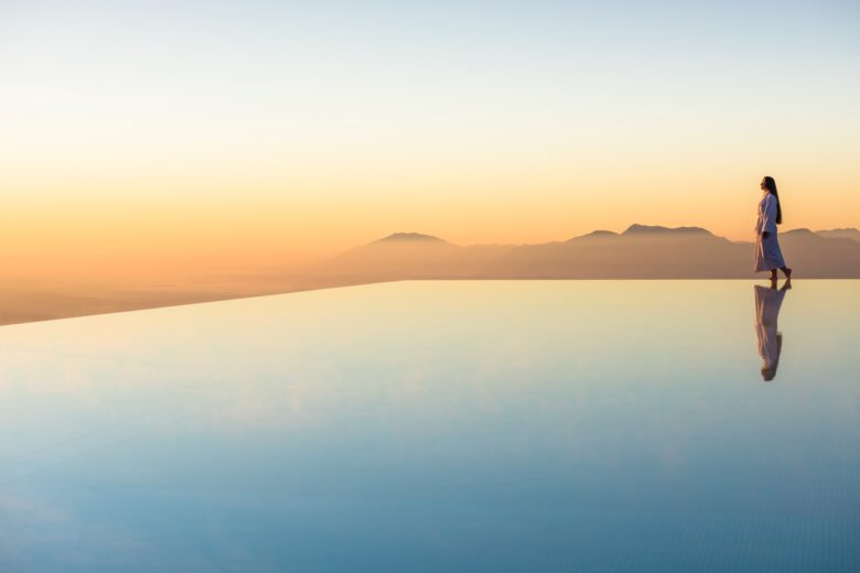 Copyright: Mountain Resort Feuerberg. Im Infinitypool des Mountain Resort Feuerberg verschmelzen Berge, Himmel und Wasser.