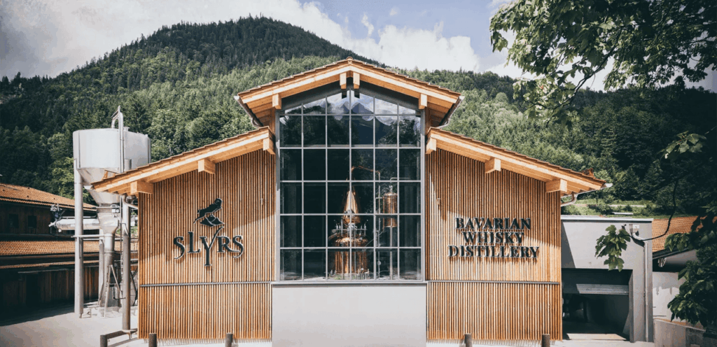 Hier, in Neuhaus am Schliersee entsehen die Whisky-Spezialitän von Slyrs